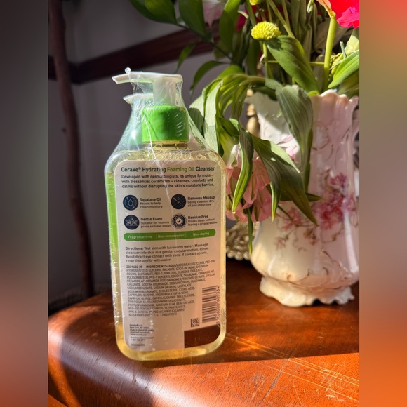 CeraVe Hydrating Foaming Oil Cleanser 💚 - Picture 3 of 9